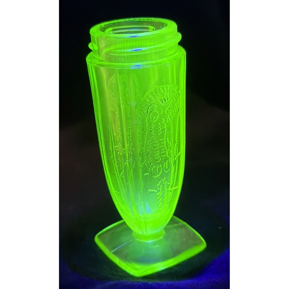 Vintage Green Uranium Federal Depression Glass Parrot Sylvan Shaker.
